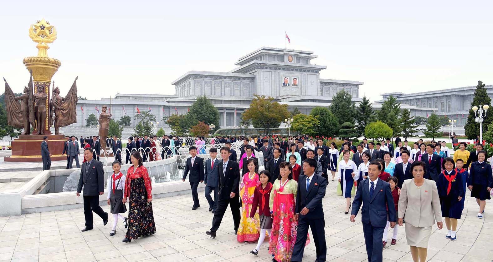 劳动群众参观锦绣山太阳宫