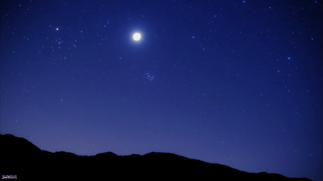 美丽的夜晚!流星与月尽收眼底,别忘记还有星空作伴!