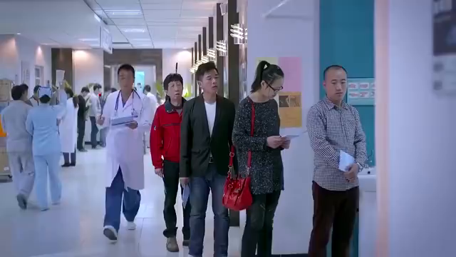 大爷头上插着一把刀，还淡定地排队挂号，这心理素质太强了！