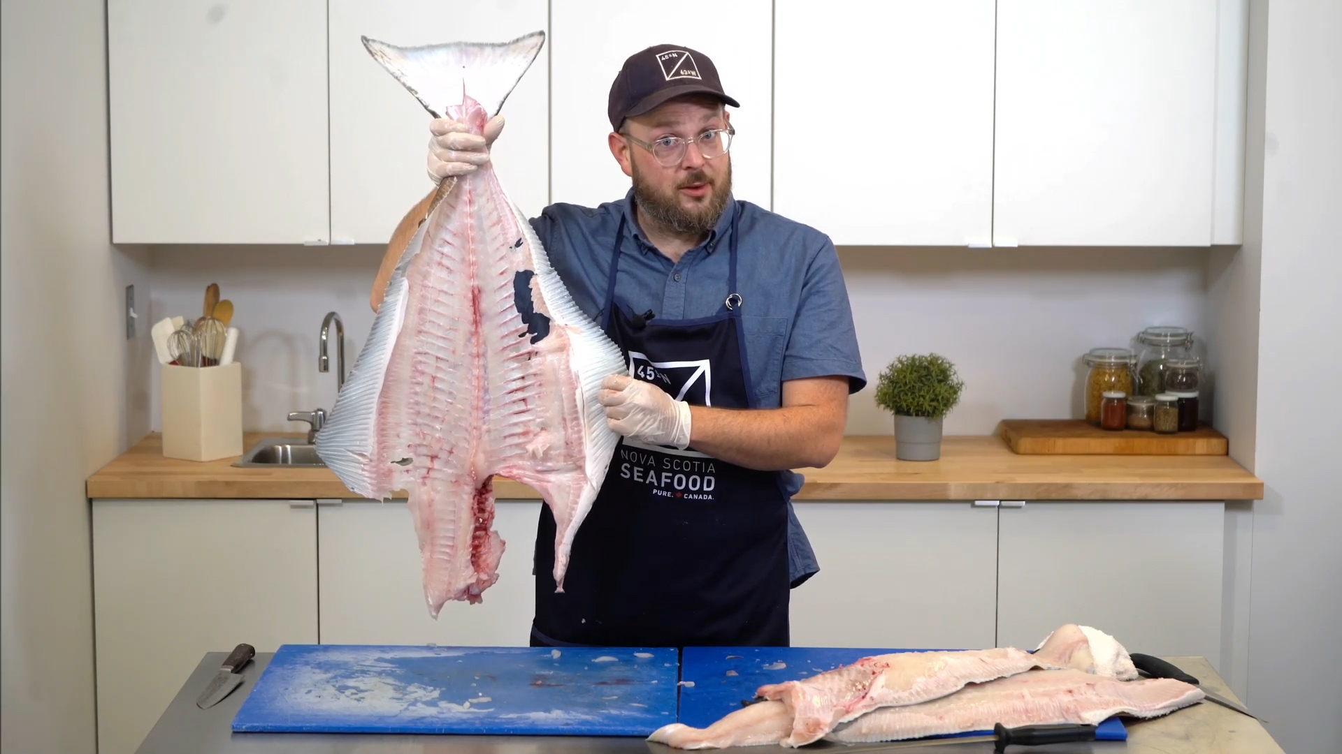 洋厨师分割巨型加拿大大比目鱼，剔肉取骨炖海鲜高汤！