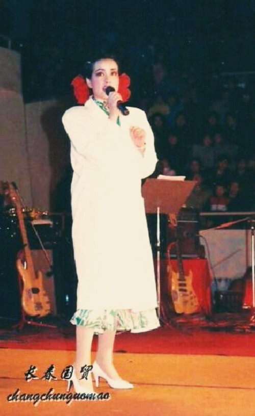 刘晓庆30年前演出照曝光，头戴大红花浓妆艳抹，动作妖娆妩媚