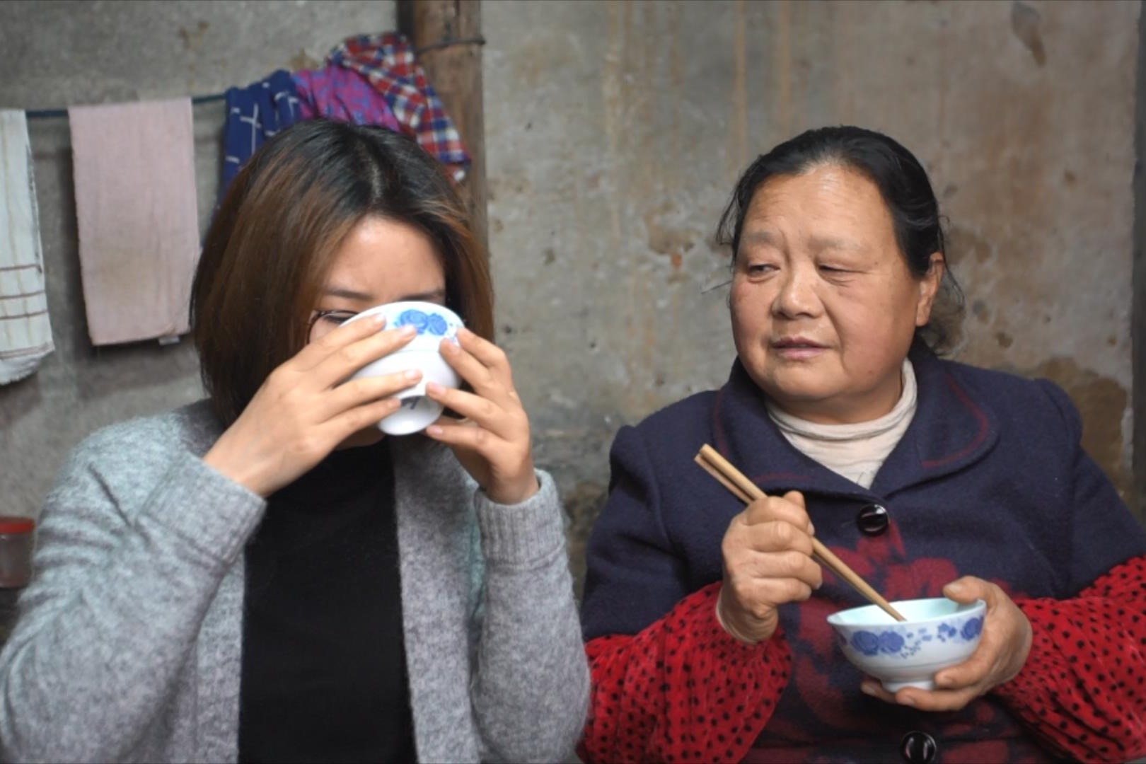 相亲成功后对象来家玩,看看准婆婆做啥吃,女孩一口气