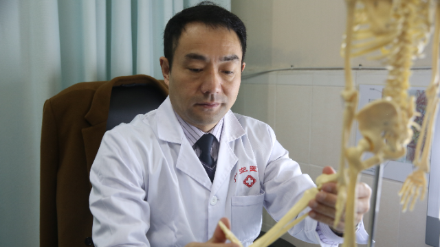 杜鹏简介 北京国康医院杜鹏讲述痛风石的好发部位和