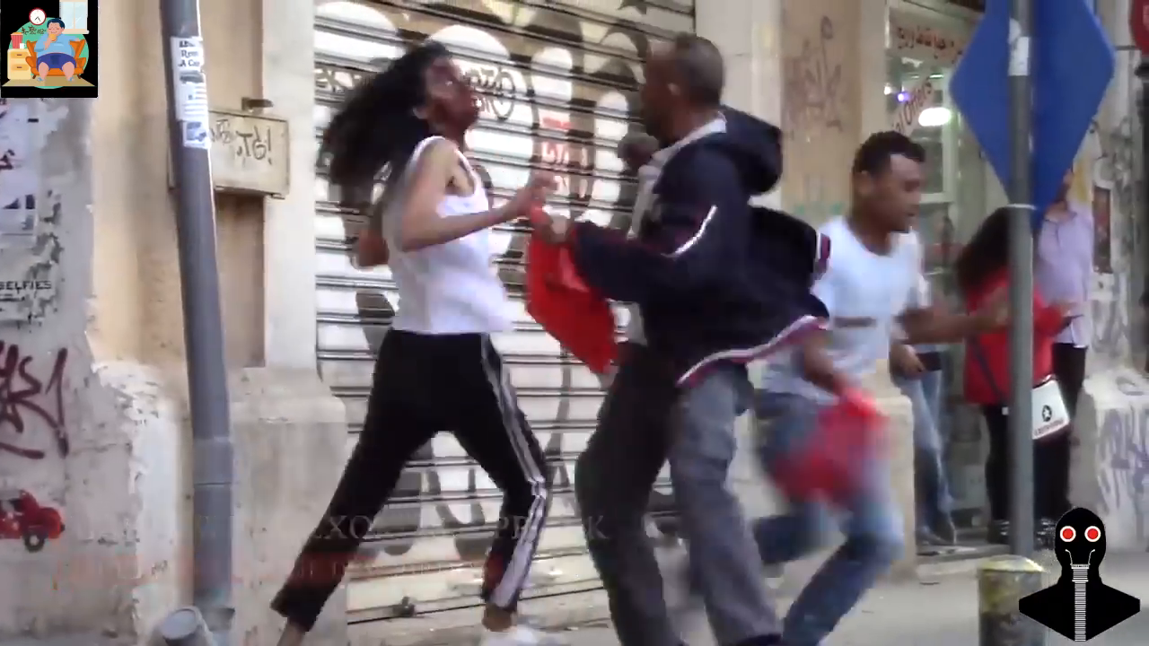 外国小伙街头整蛊路人，吓的手机都跑掉了