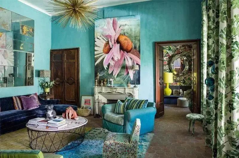 蓝绿纯粹,粉蓝缤纷,被繁丽色彩占据主导的客厅装饰,显露艺术家们孕育