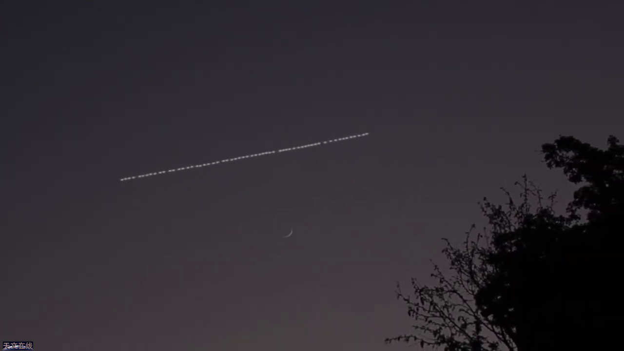 快看天上！那一串是SpaceX的星链卫星，太壮观了