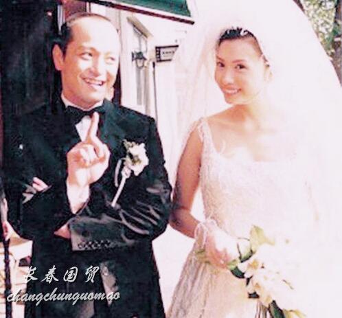 1999年邱淑贞嫁给富商沈嘉伟,婚后生下三个女儿沈月沈日和沈晨,自此