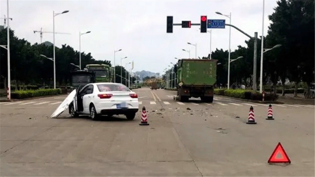 小心大货车监拍小轿车遭遇闯红灯大货车引擎盖眨眼间被撞掉