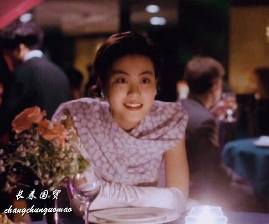 王菲29年前旧照曝光，清纯靓丽甜美可人，与如今的冷艳女神判若两人