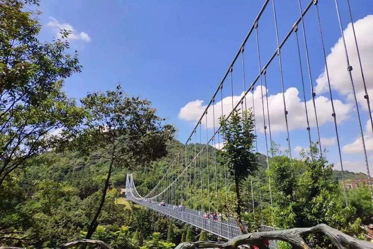 比天空之镜更刺激的景观吊桥,步步惊心!