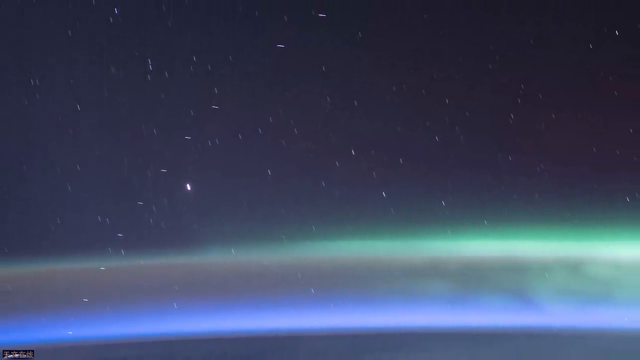 太棒了！从太空看去的SpaceX星链卫星与地球大气层，你绝对没见过