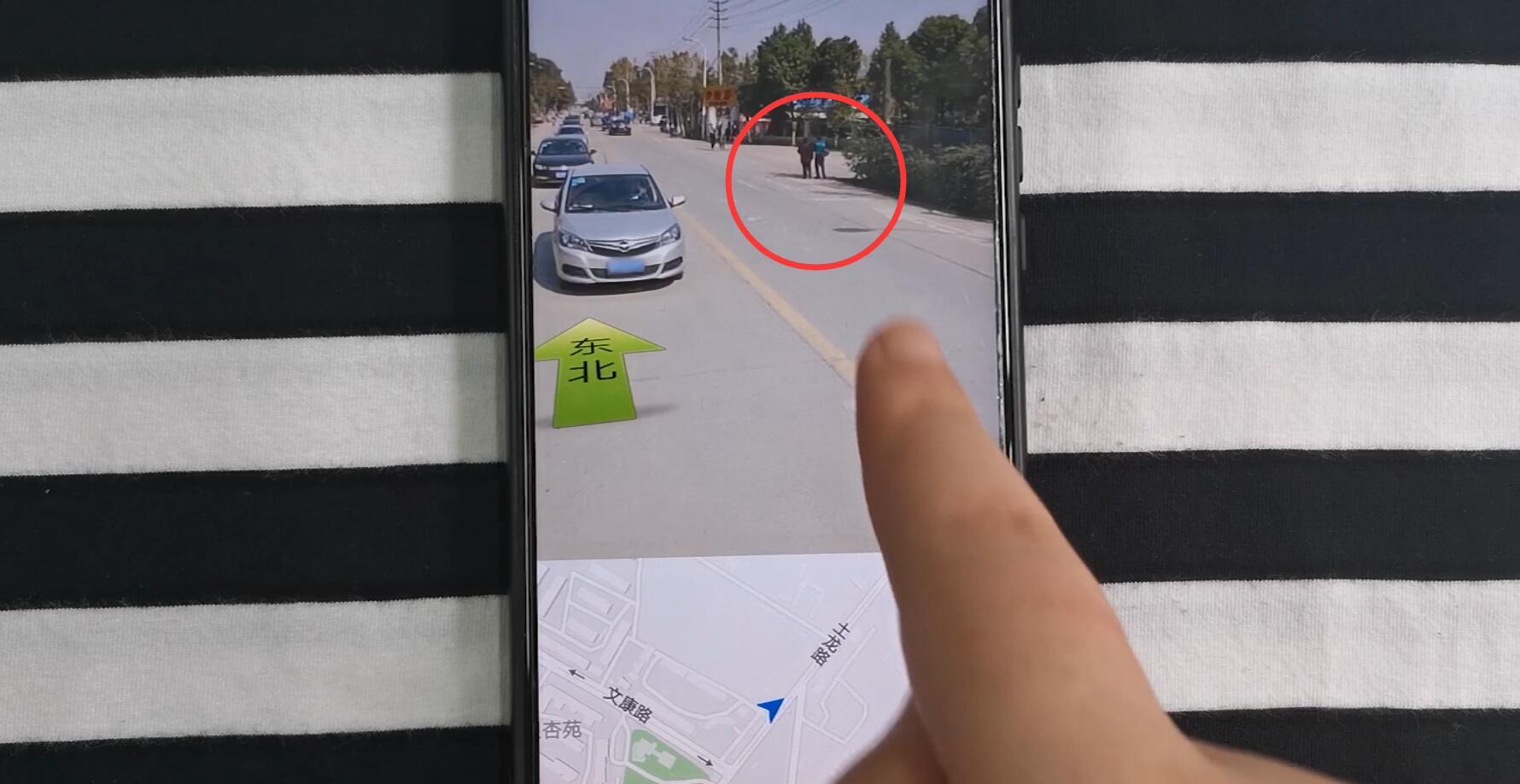 情侣专用定位神器，只要打开手机这里，对方和谁在一起都能看清楚