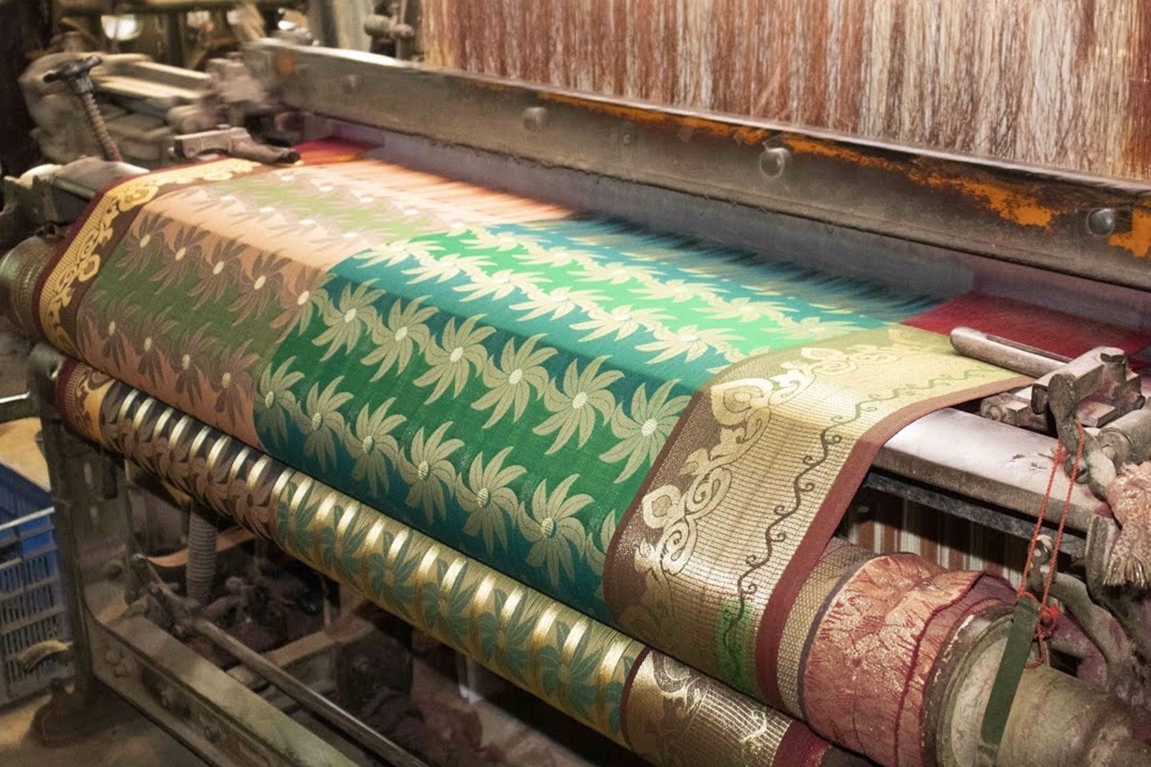 印度织布厂实拍,伴随着哒哒哒的机器声,花花绿绿的布就完成了