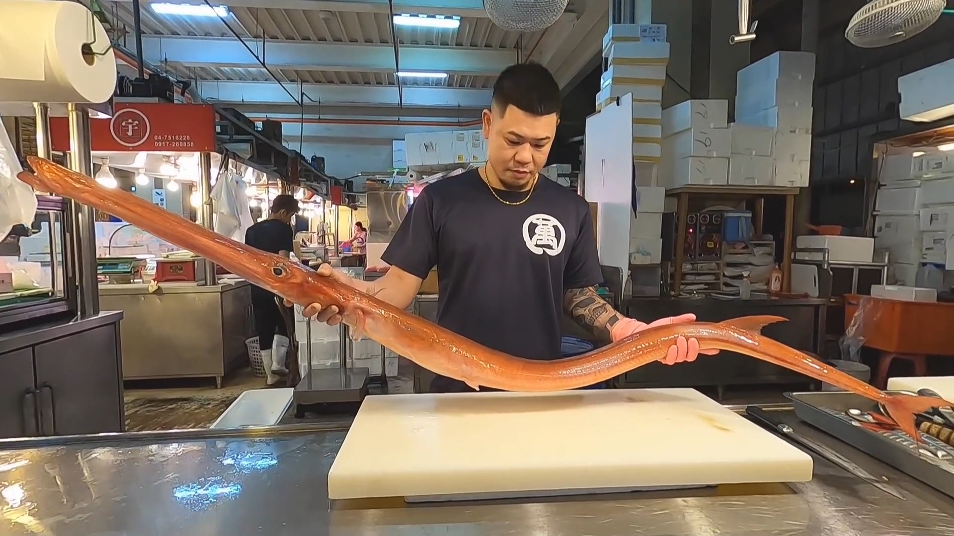 台湾厨师处理1米长马鞭鱼鱼肉切片摆盘做刺身船