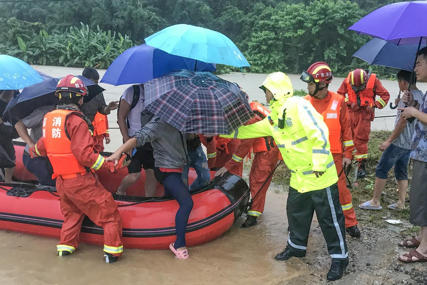 深汕合作区突降暴雨消防救援大队进村转移百余被困村民