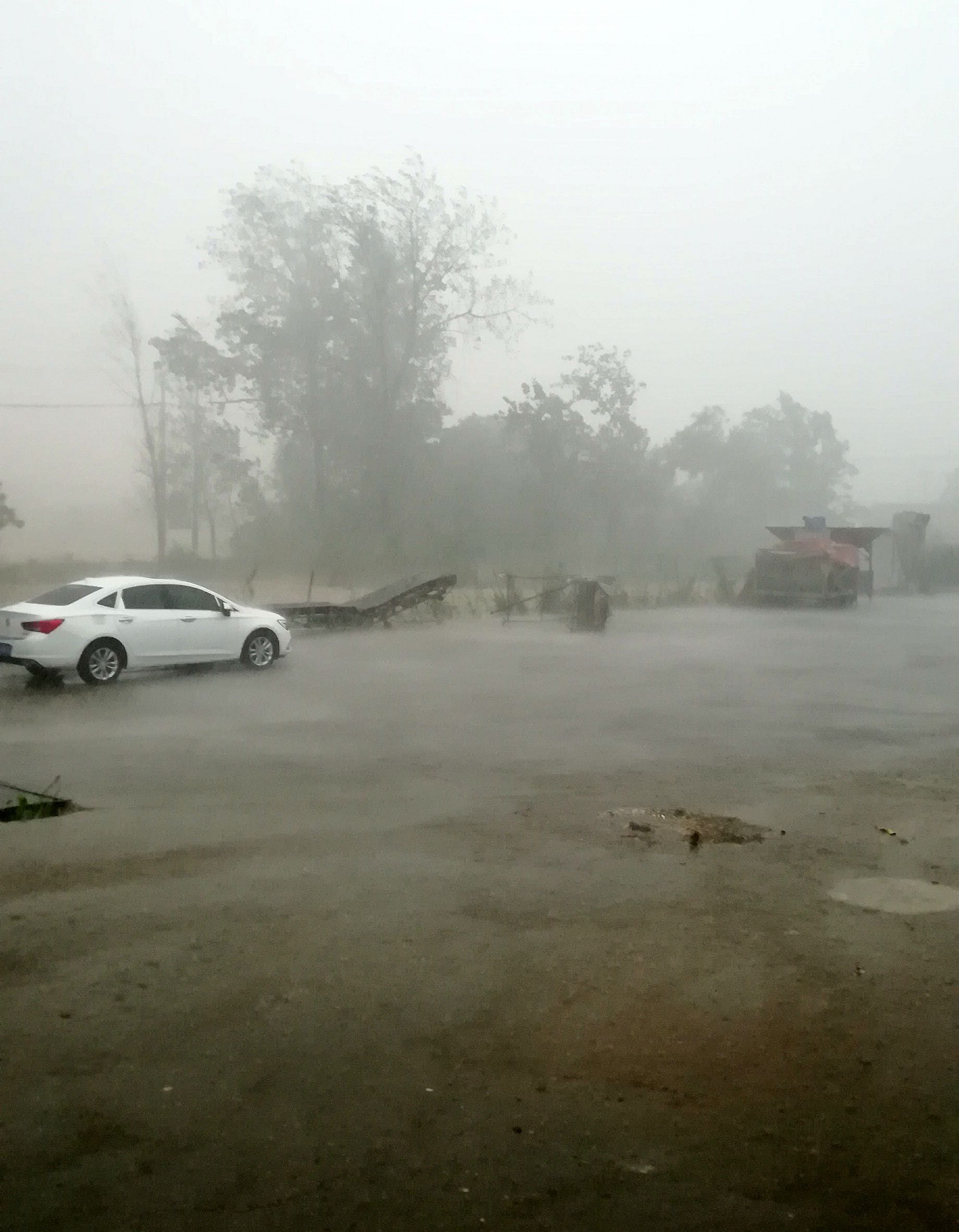 蚌埠市怀远县赵集遭遇强对流天气,电闪雷鸣,狂风暴雨