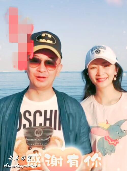 44岁黄海波近照曝光，与妻子同框出镜大秀恩爱