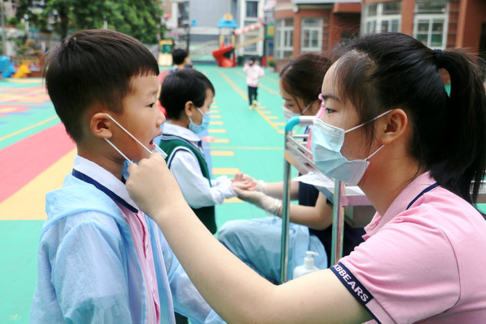 快乐周一,晨检防疫!亳州幼师附属园:守护责任田 密织防御网__凤凰网