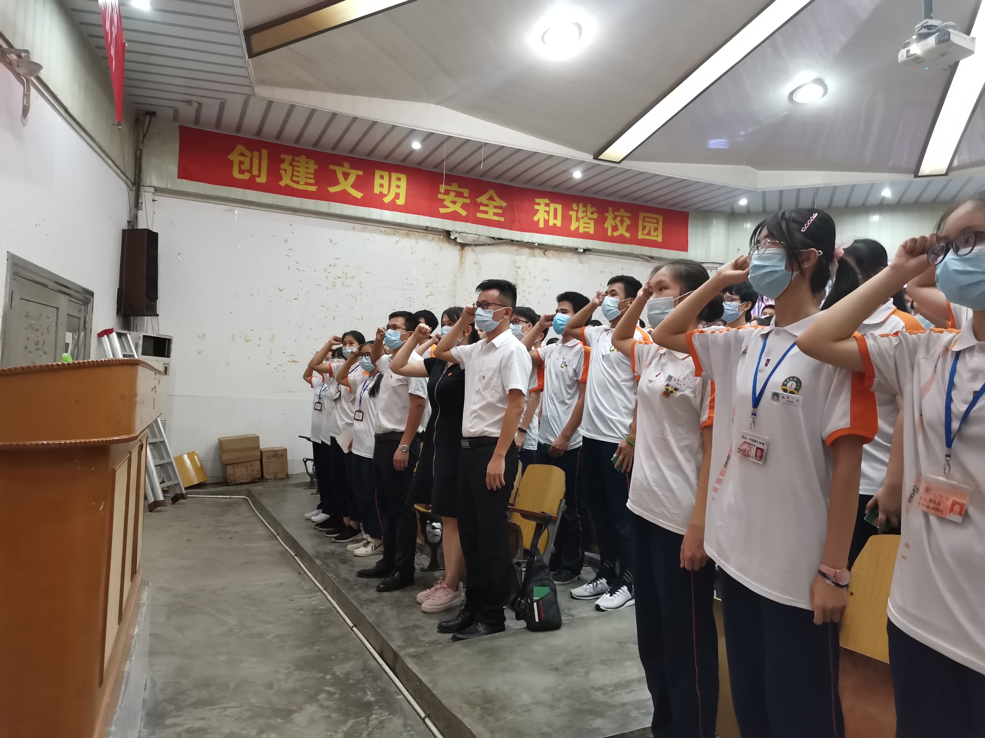 遂溪一中团委举行新团员入团宣誓仪式