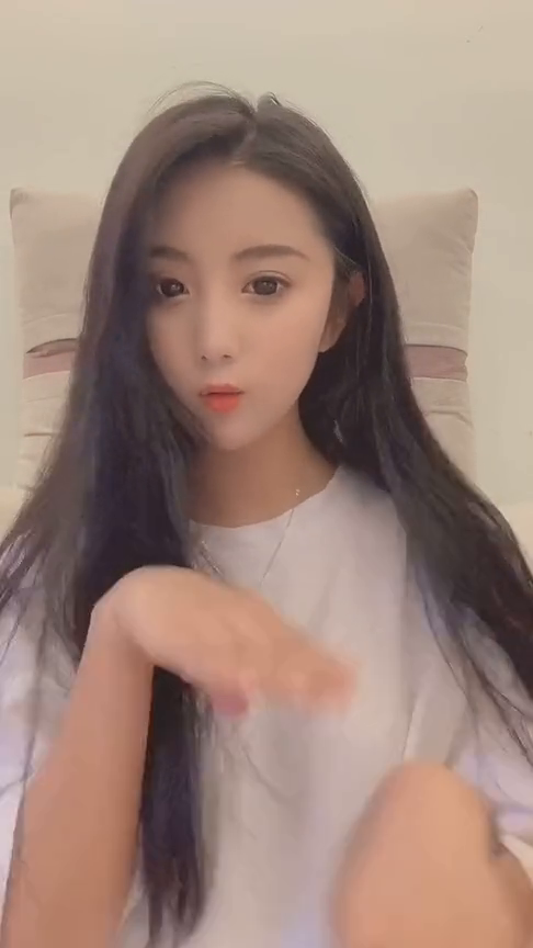 美女舞蹈:女神级女学生手势舞好可爱