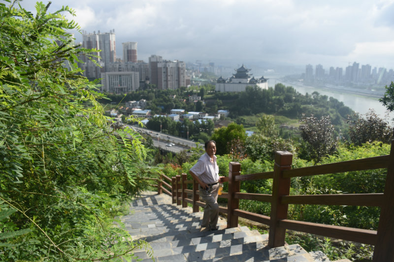 夏日的早晨,安康汉江边的新罗寺公园风景宜人,我和老作家乔全和漫步在