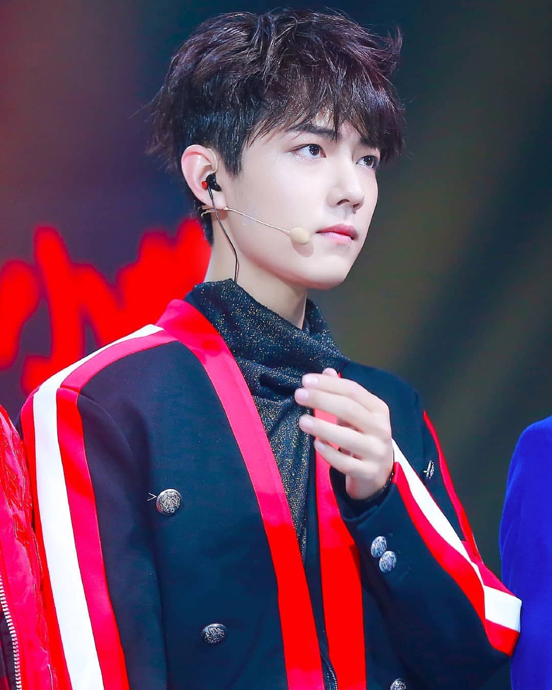 肖战新图发布,被质疑是库存,粉丝:新鲜的不是正在拍着