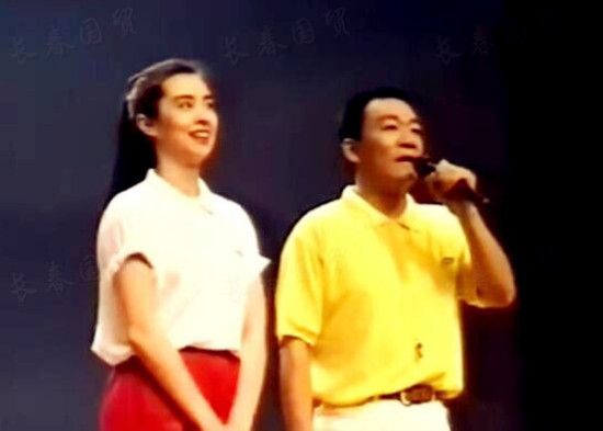 王祖贤28年前央视晚会旧照曝光，清纯甜美气质好，被赞颜值巅峰