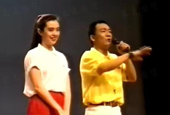 王祖贤28年前央视晚会旧照曝光，清纯甜美气质好，被赞颜值巅峰