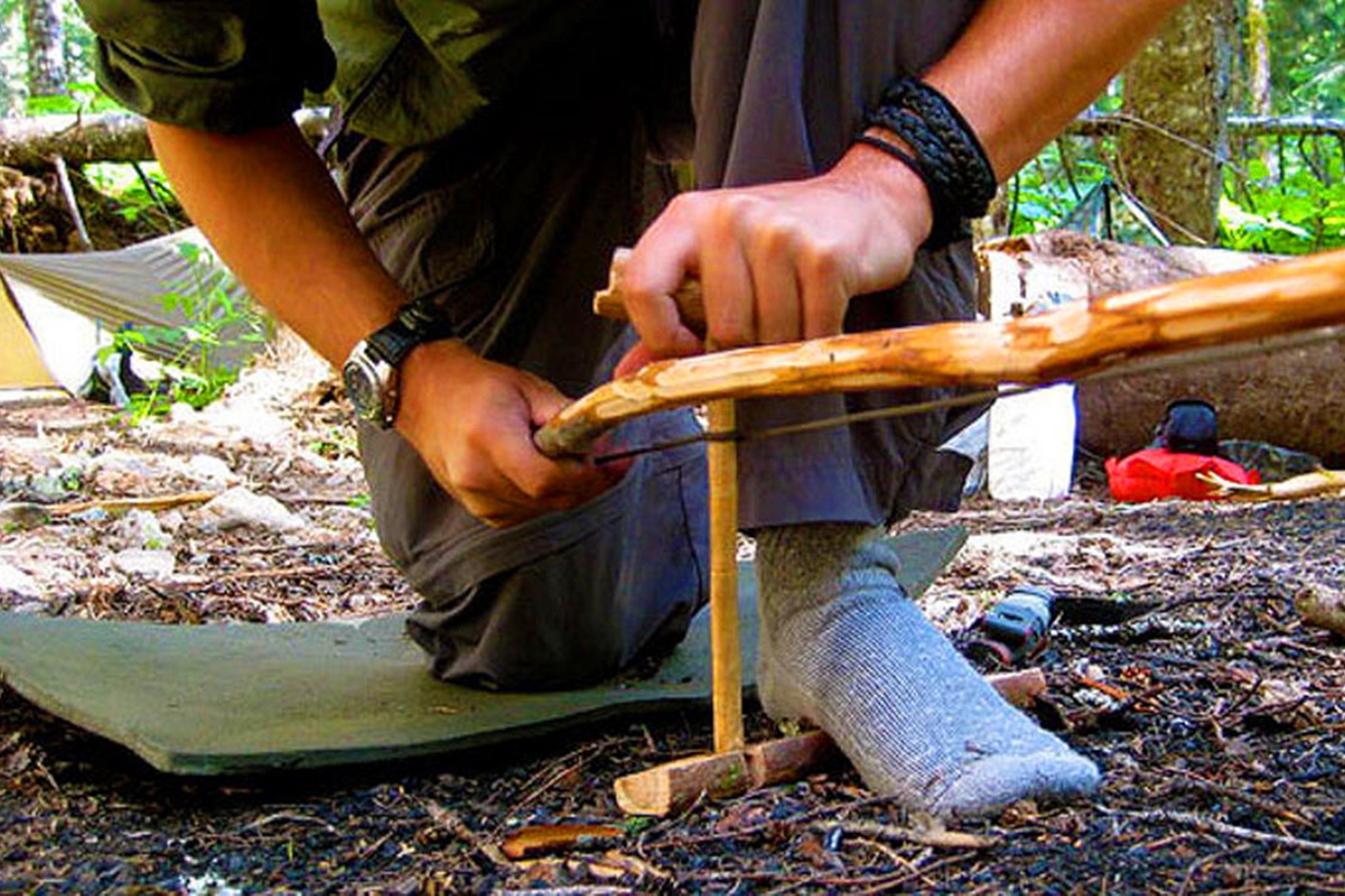 野外生存技能用弓钻快速钻木取火这方法很省力