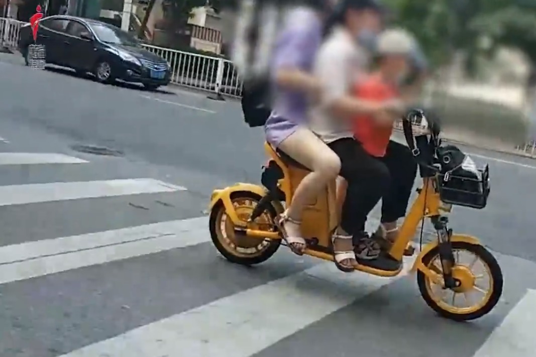危险驾驶佛山共享电动车超载上路安全令人担忧