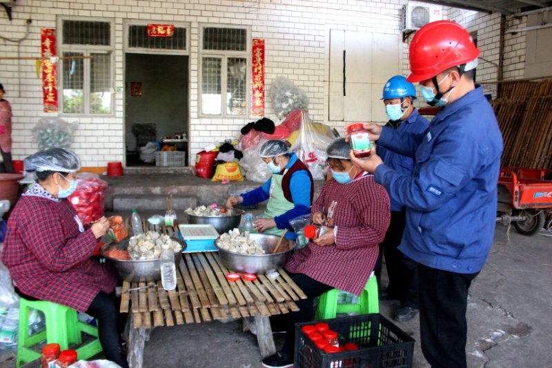 镇红连村五社臭豆腐厂老板郭希平对进行用电回访供电客户经理郑时强说