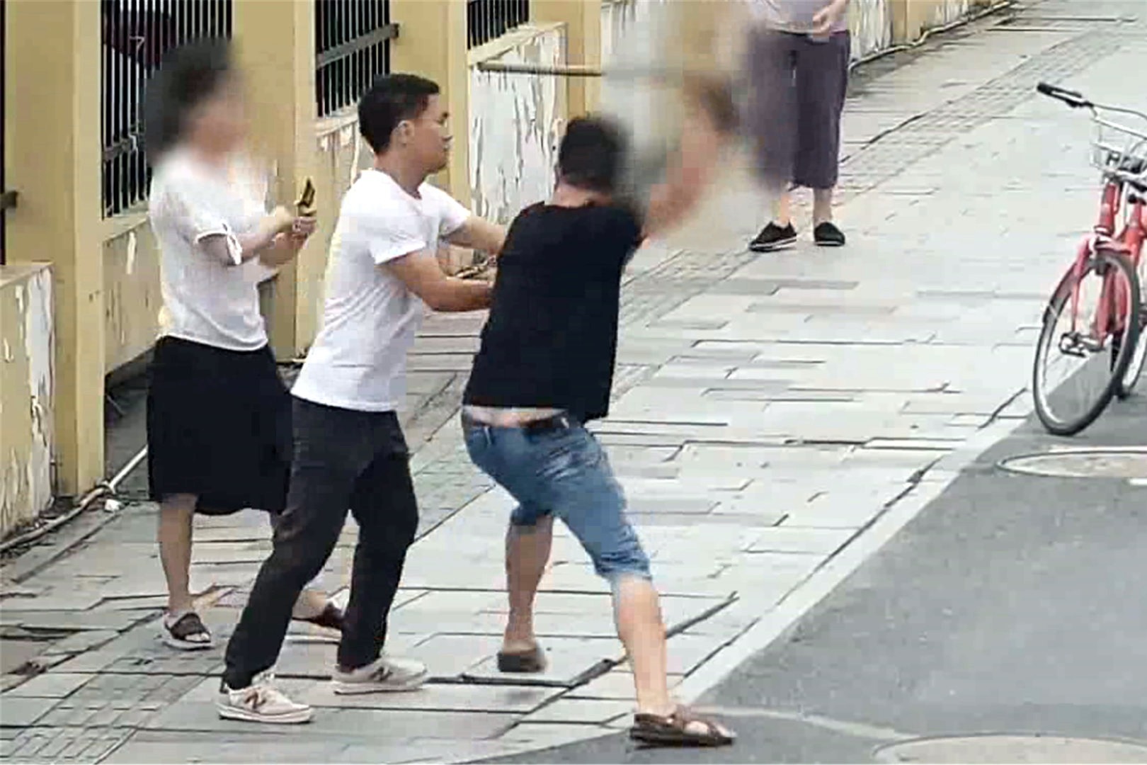 监拍:前夫妻关系男女街头打架互不相让 民警费老大力气才拉住