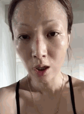 48岁郑秀文疯狂爱上健身大汗淋漓不忘涂口红85斤身材依旧火辣