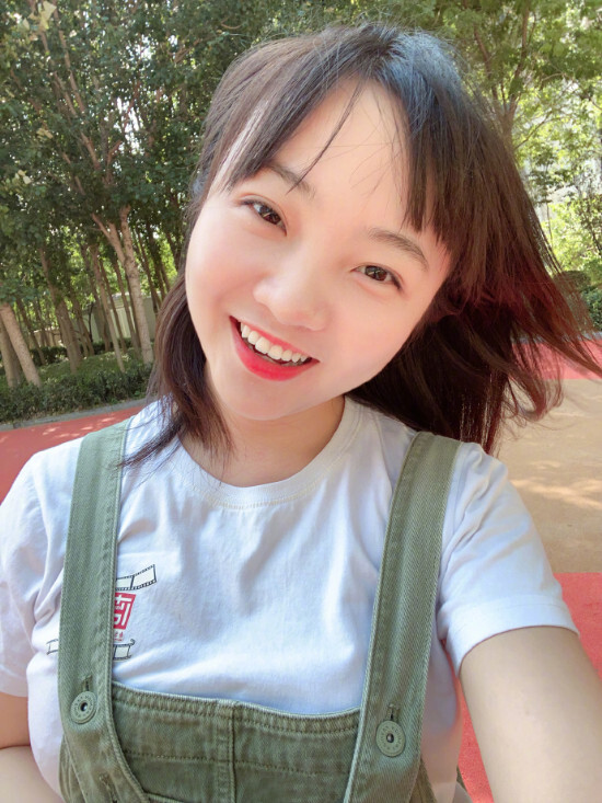 21岁林妙可近照曝光,清纯靓丽笑容甜美,少女感十足