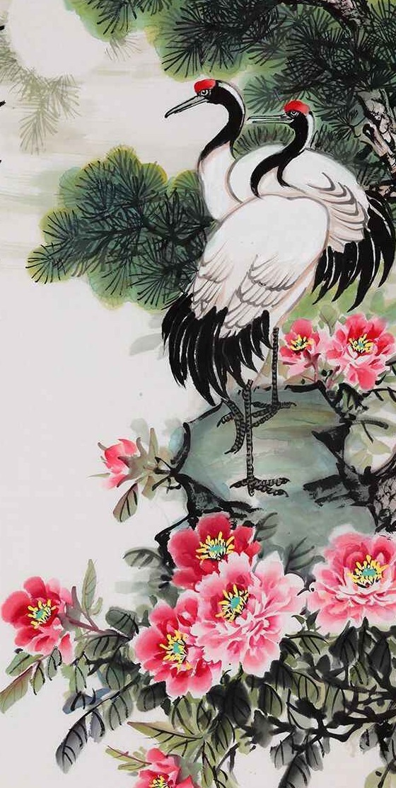 如果想要让客厅呈现恬适效果,展现出文化气息,那张挂一副仙鹤牡丹画再