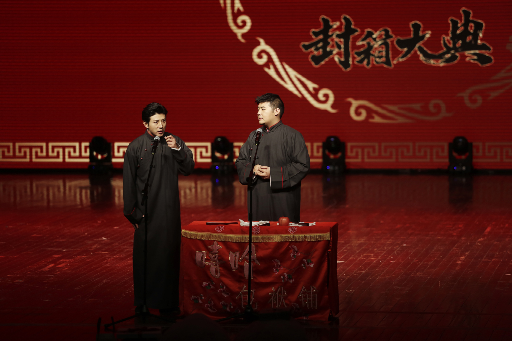 嘻哈包袱铺的其他相声演员进行了线上"云开箱"的演出,还携搭档尤宪超