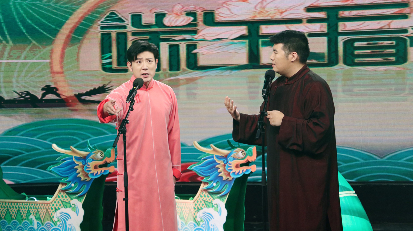 嘻哈包袱铺的其他相声演员进行了线上"云开箱"的演出,还携搭档尤宪超