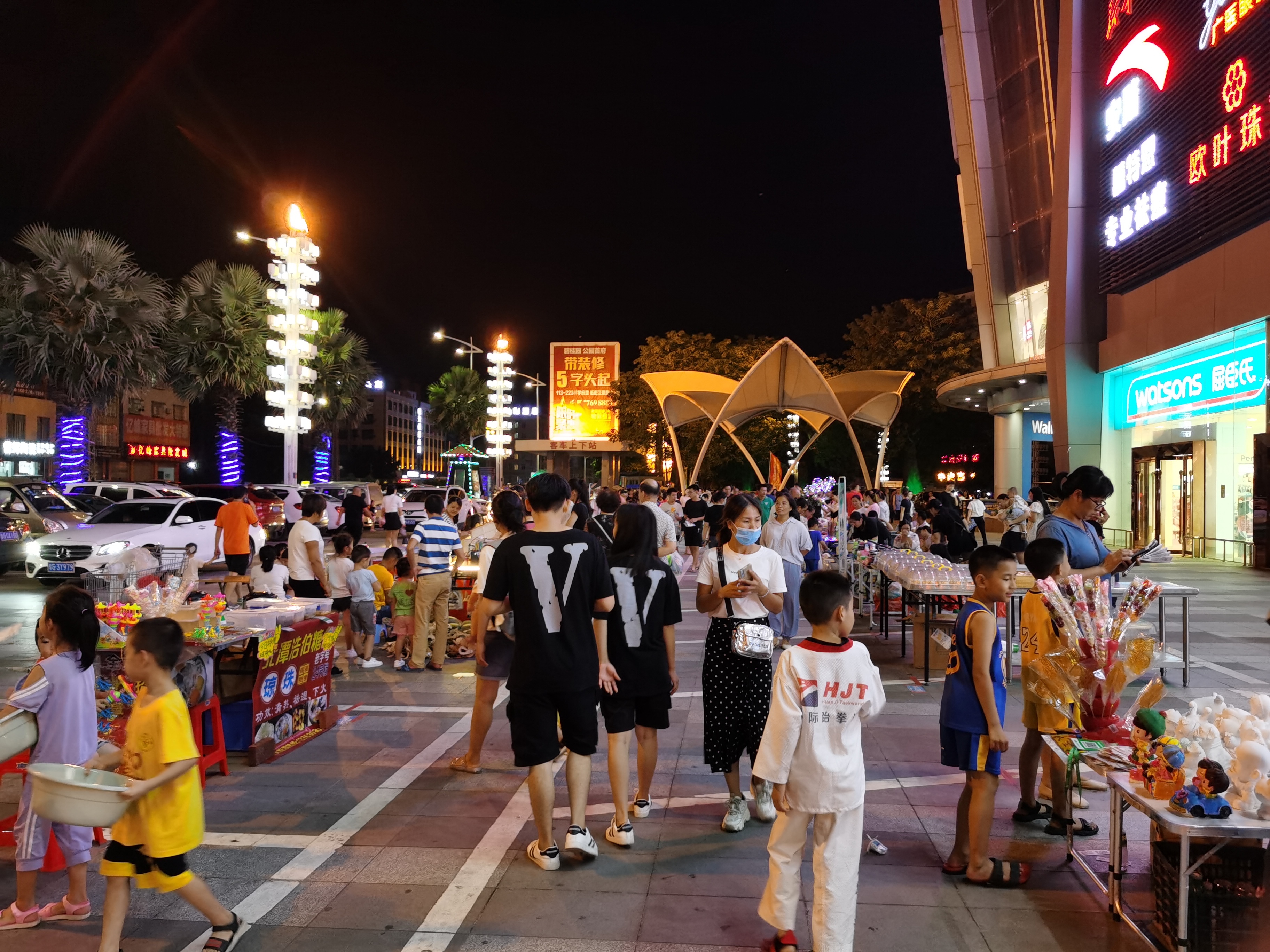 遂溪全丰广场开启第六期地摊夜市