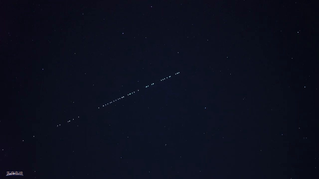 超级棒！在夜空中又看见了SpaceX的星链卫星划过天际
