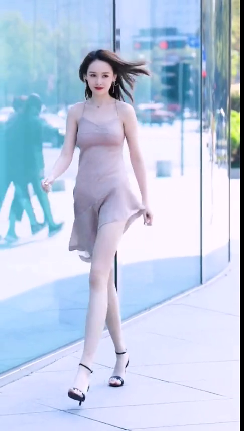 街拍美女，身材颜值超级棒，你们喜欢吗？