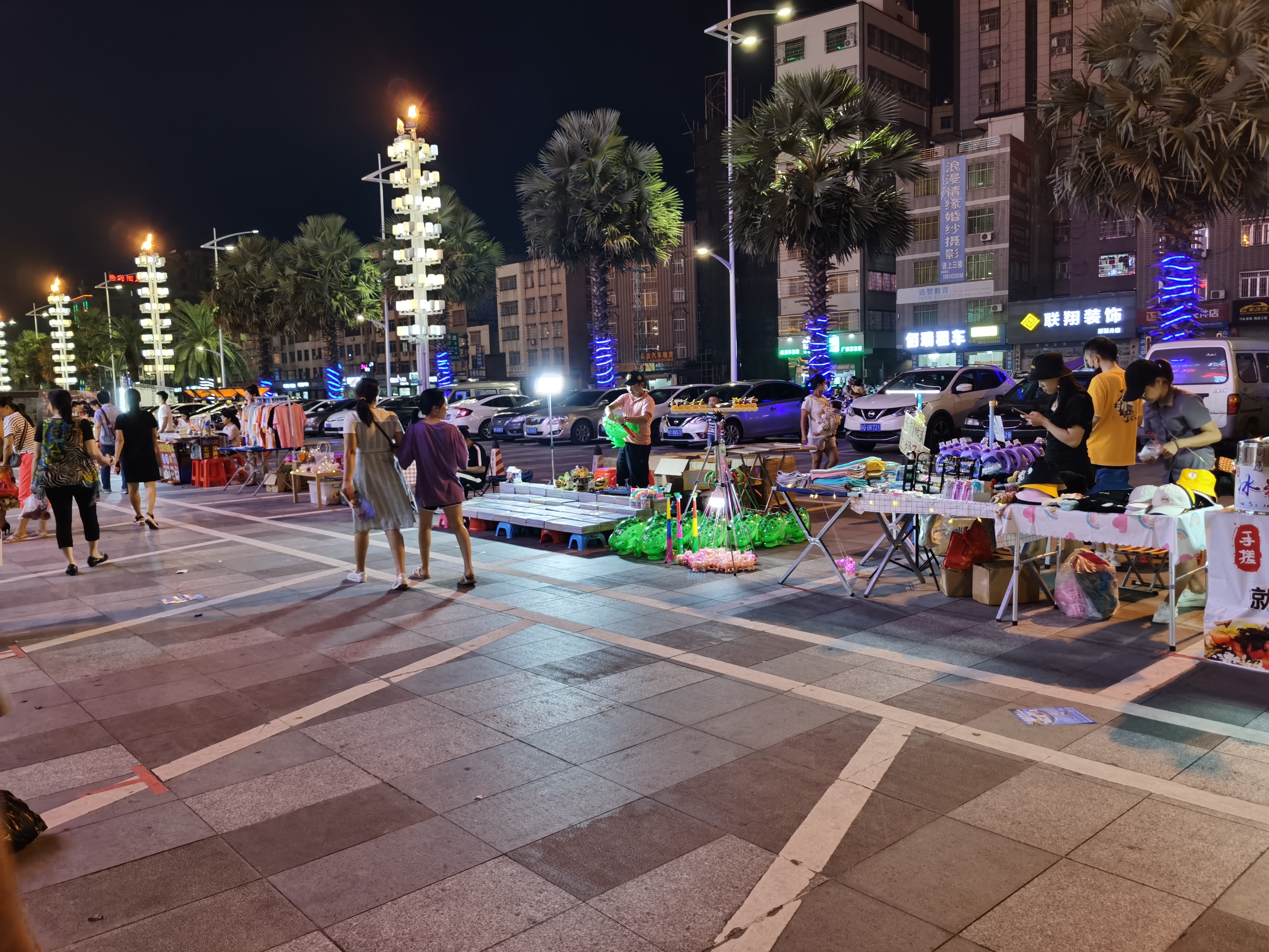 遂溪全丰广场开启第七期地摊夜市