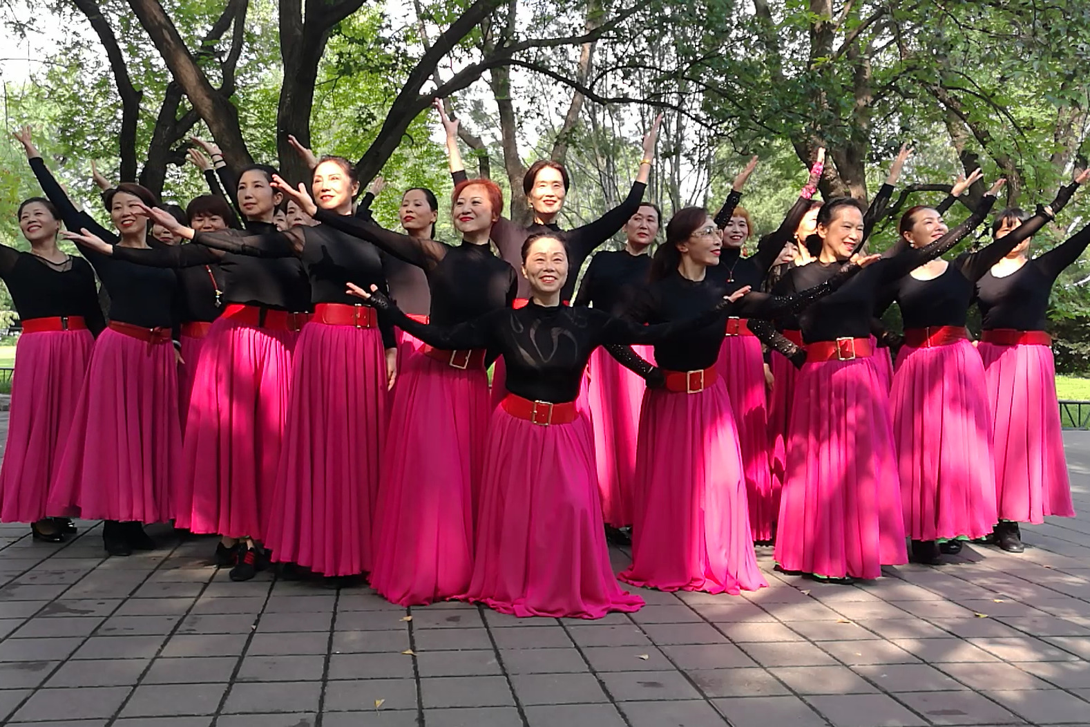 广场舞《中国好吉祥》歌曲动听悦耳,舞步整齐好看