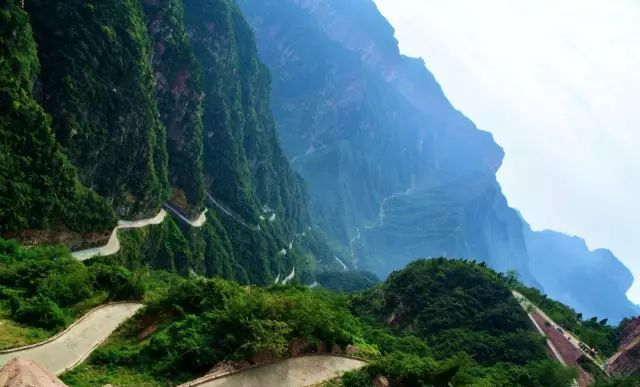 河南又一公路走红，三层S形挂壁，远超郭亮村，距新乡半小时车程