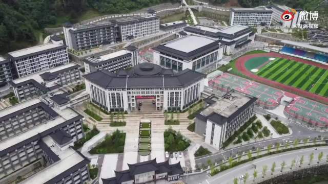 花7.1亿建豪华中学，是谁主导的奢华建设