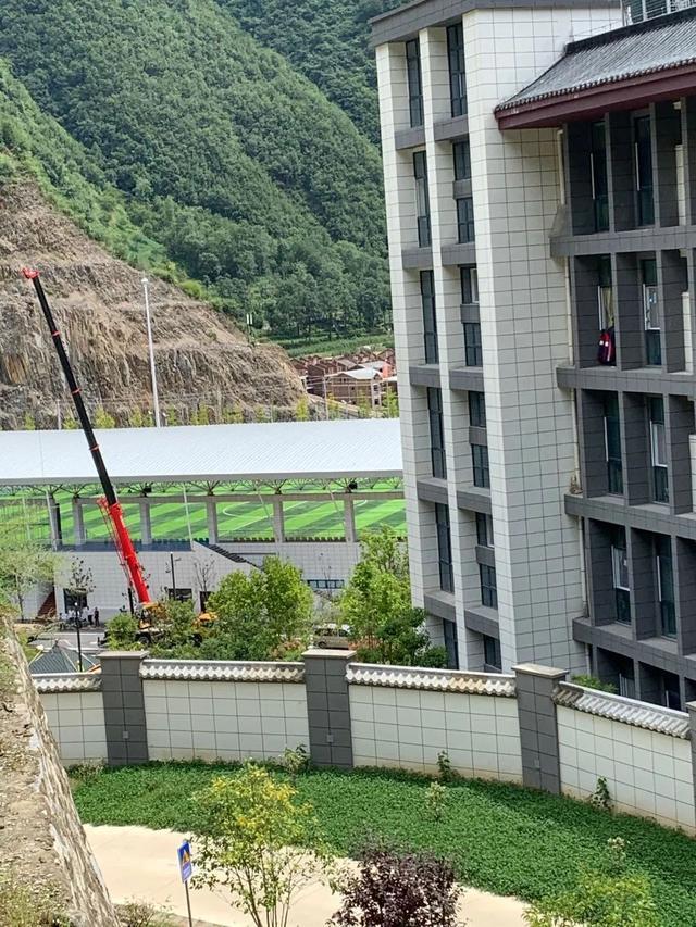 花7.1亿建豪华中学，是谁主导的奢华建设