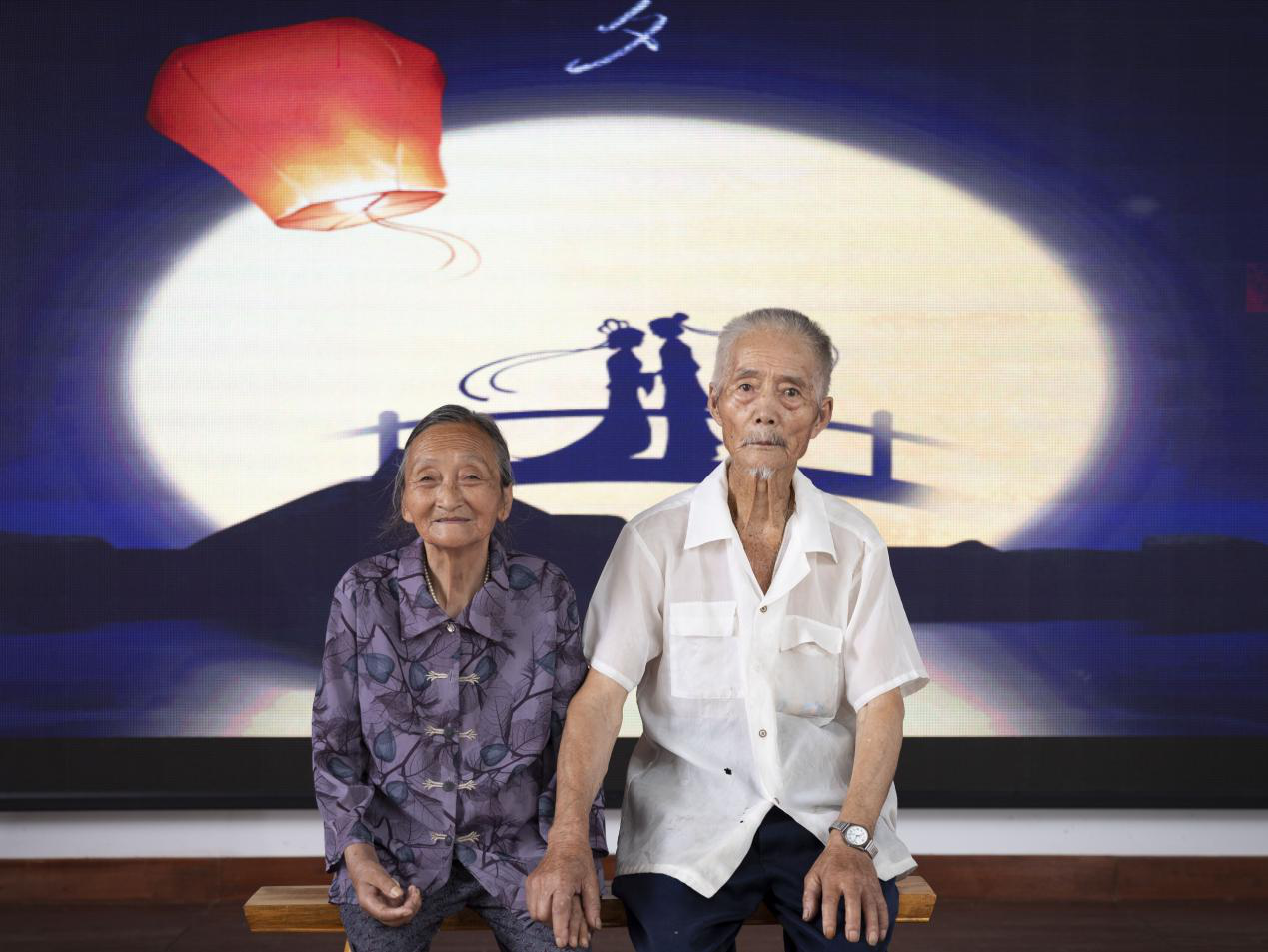 相守63年没有红过脸七夕日老人们喜拍结婚照