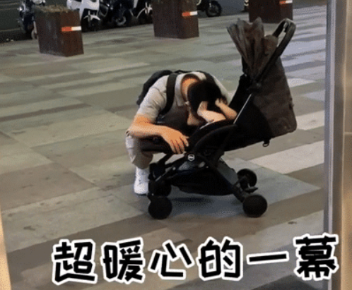 宝宝化身“足底按摩”达人，老爸已乐在其中，无法自拔丨婴儿足底按摩视频教程图解