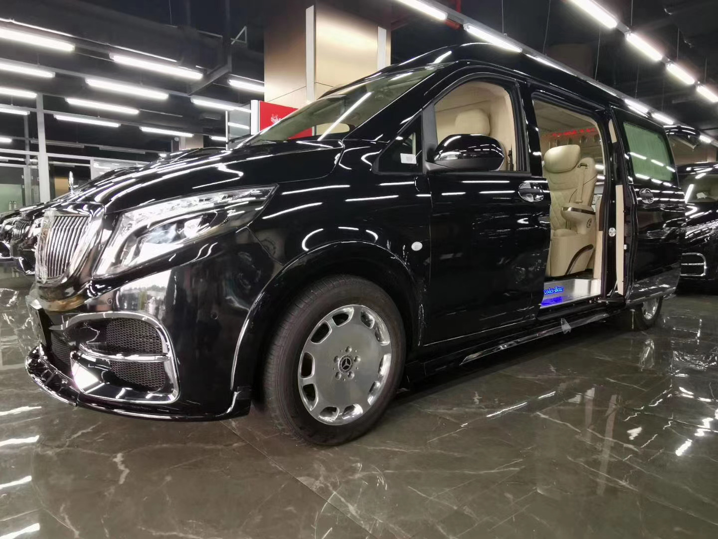 全新升级奔驰迈巴赫版奔驰威霆