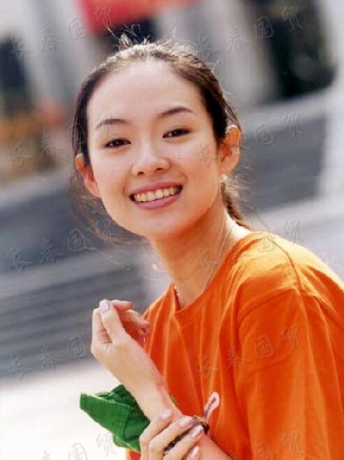 章子怡20年前素颜旧照曝光,笑容甜美清纯可人