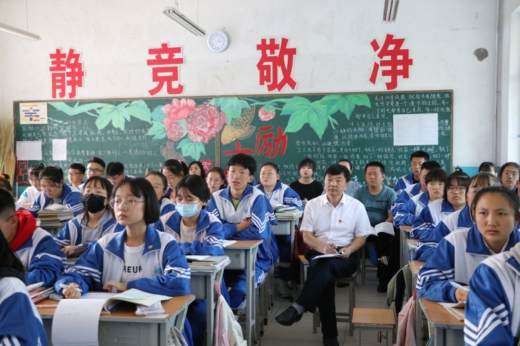 定边第四中学校长王志亮:愿为师生的引路人 誓做教育使命的坚守者